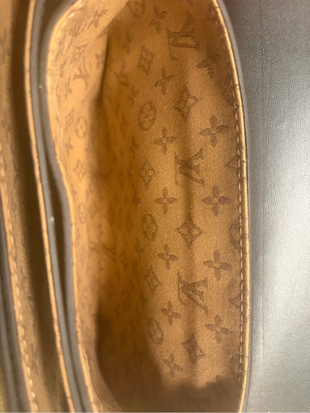 Louis Vuitton Rendez Vous calfskin Leather bag w/adjustable strap and gold chain - Picture 10 of 13
